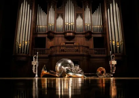 Danseurs devant un orgue sur scène