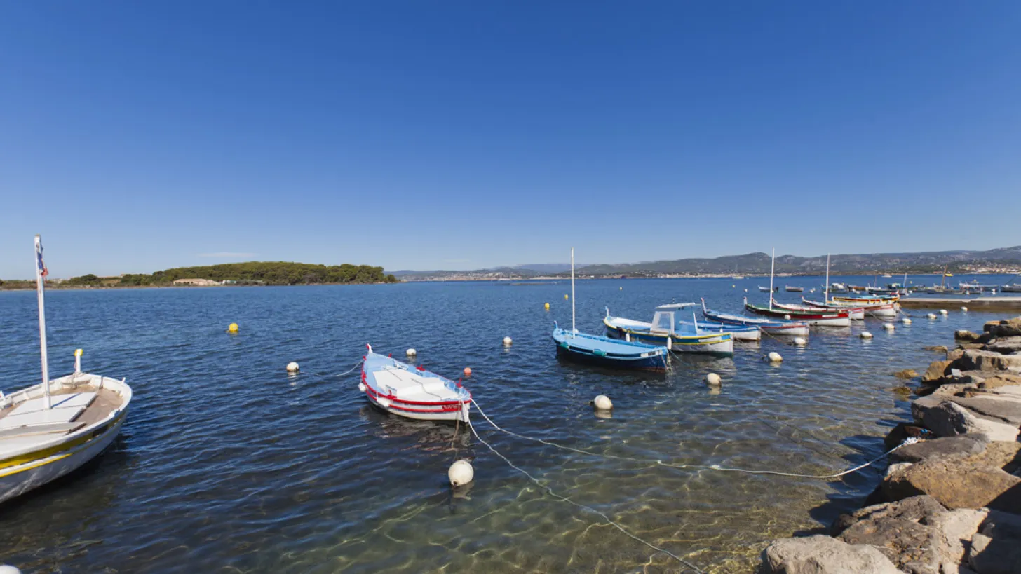 Le Brusc : bateaux de pécheurs en bord de mer sous un ciel bleu immaculé