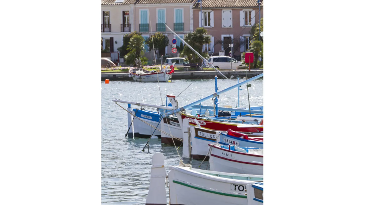 Le port de Saint-Mandrier-sur-Mer avec en premier plan des pointus.