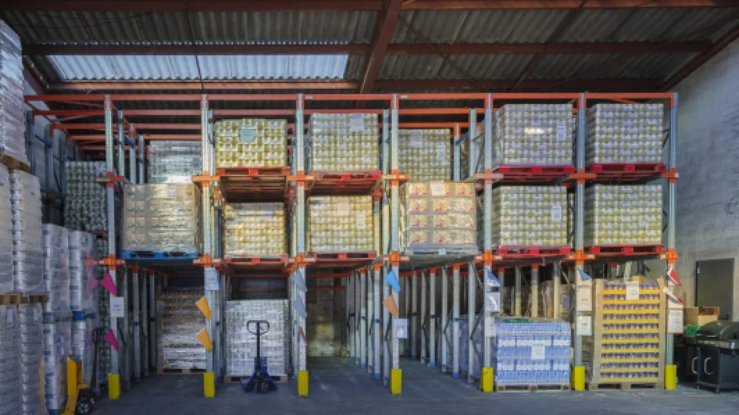 Lutte contre la précarité alimentaire, les entrepôts de la banque alimentaire. 