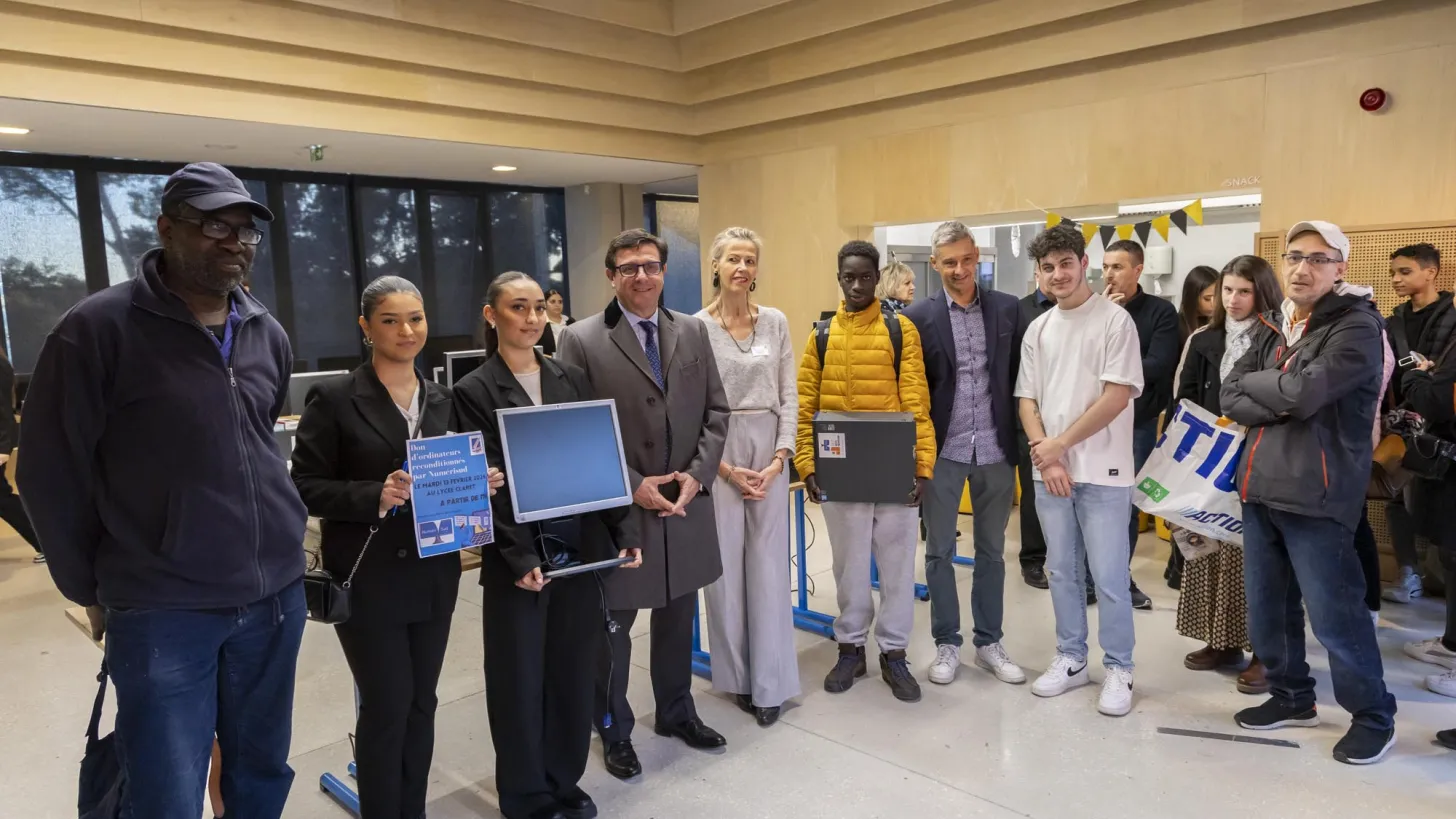 Don d'ordinateurs au Lycée professionnel de Claret - Toulon