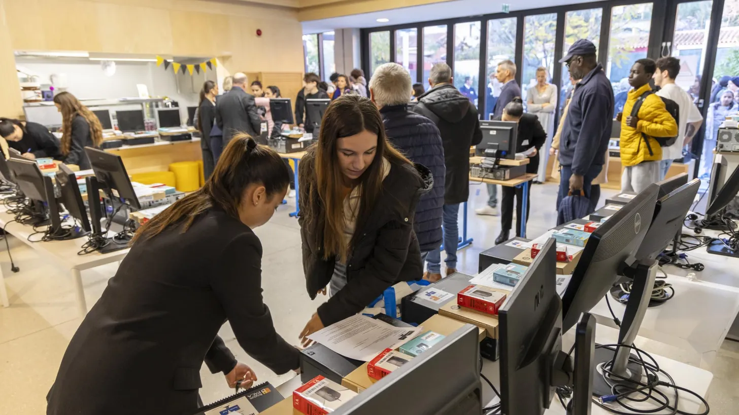Don d'ordinateurs au Lycée professionnel de Claret - Toulon