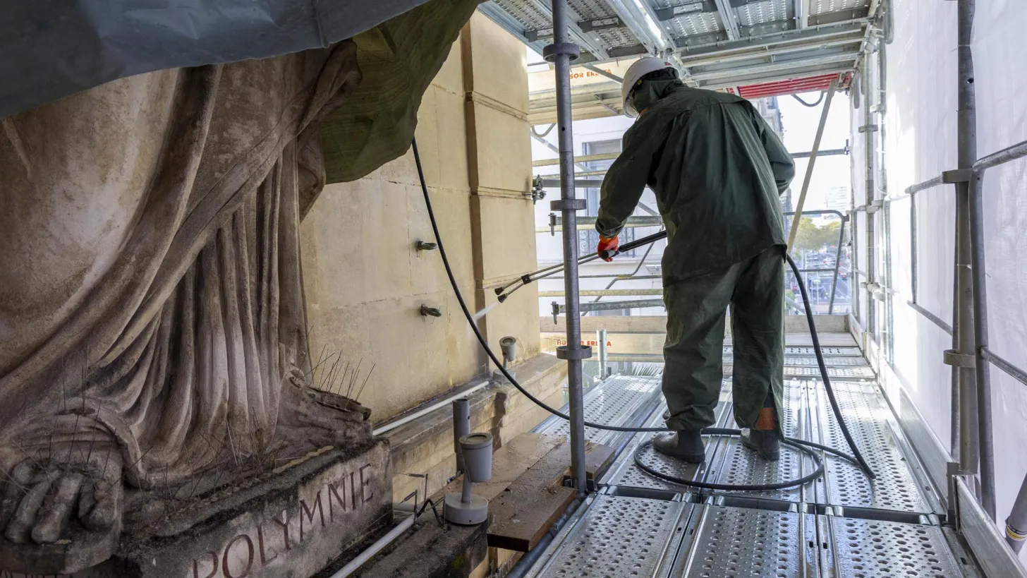 nettoyage des statues de la facade