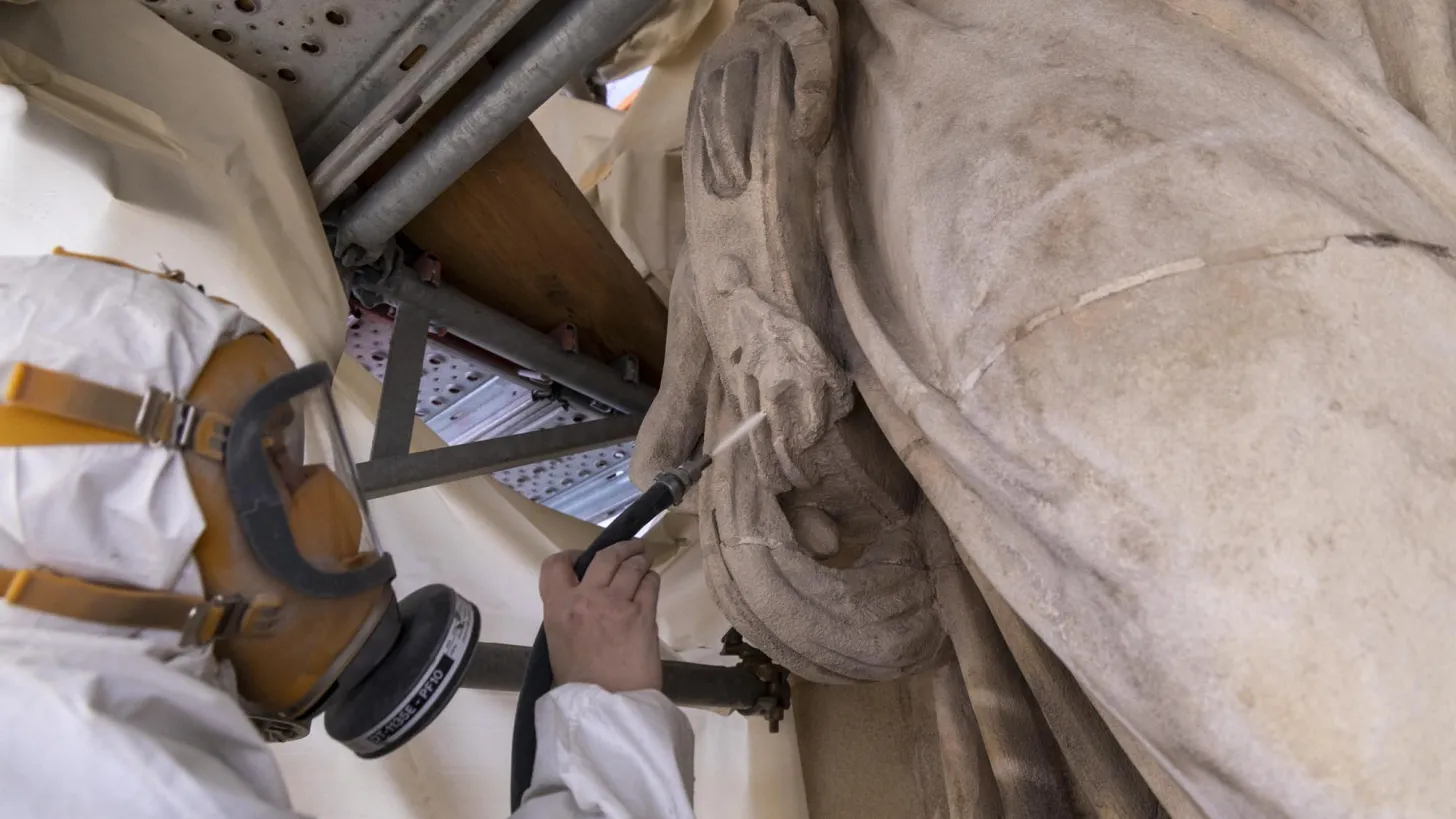 nettoyage des statues de la facade