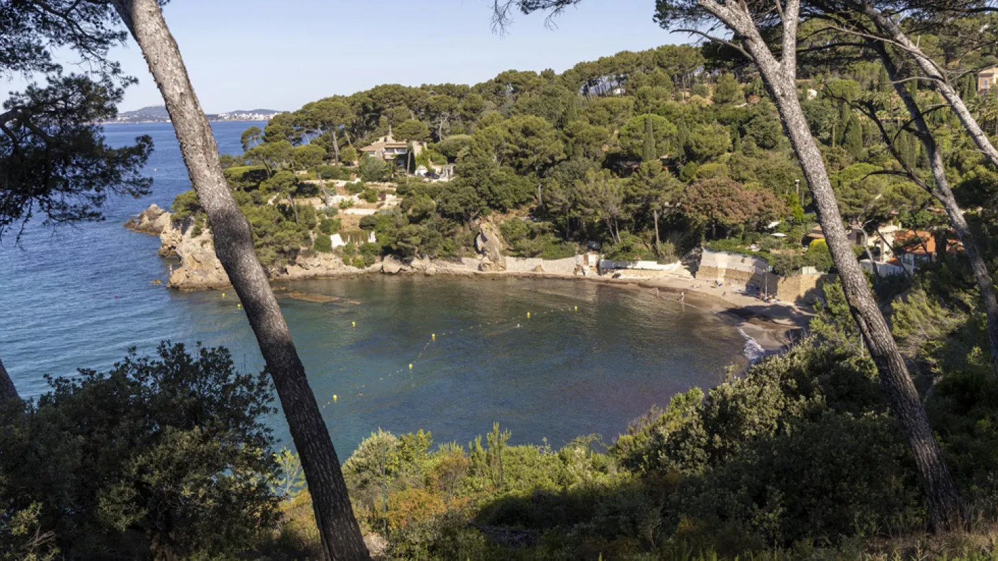 Vue du sentier sur la plage des Bonnettes