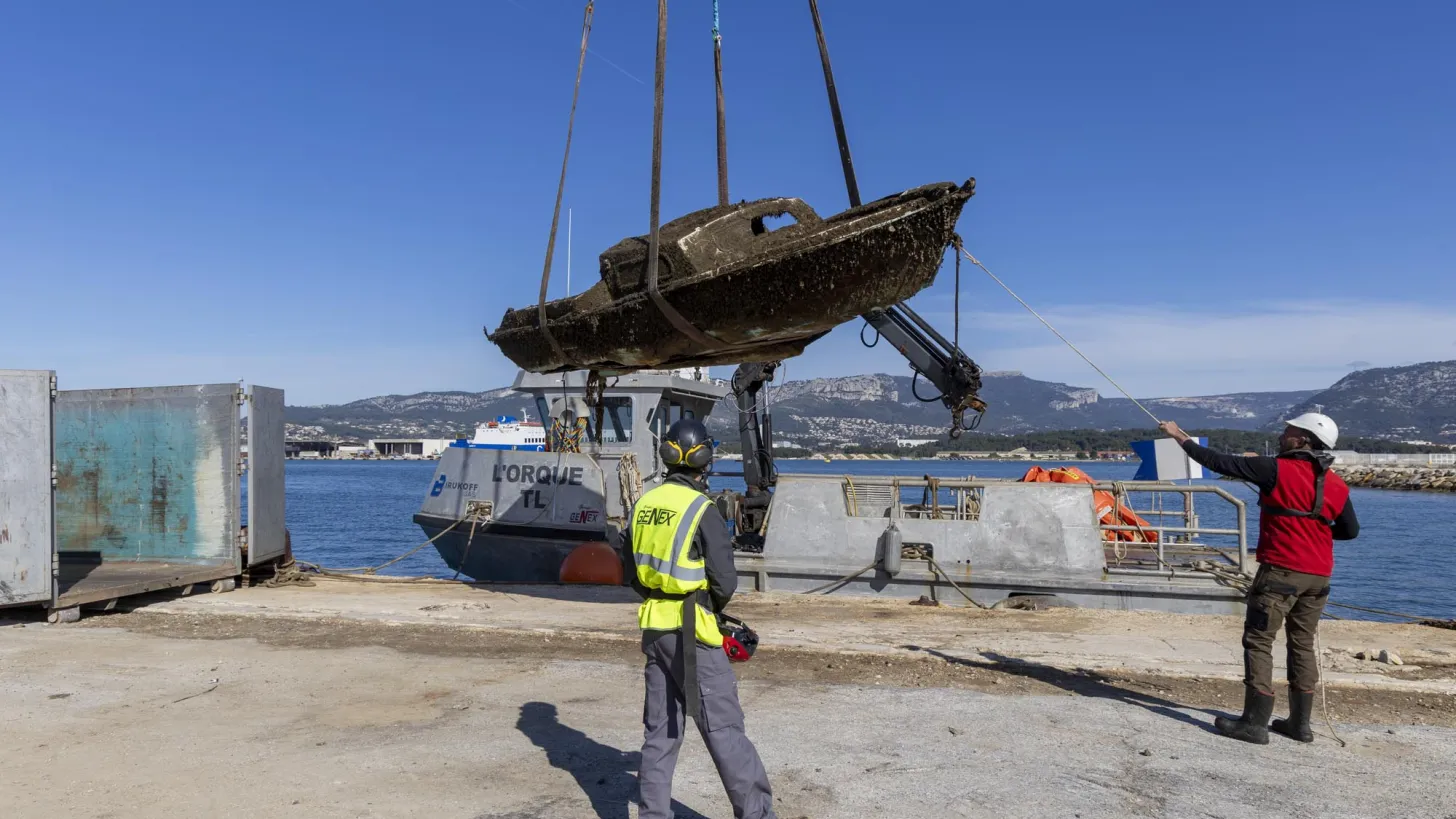 Opération de relevage des épaves dans la rade de Toulon