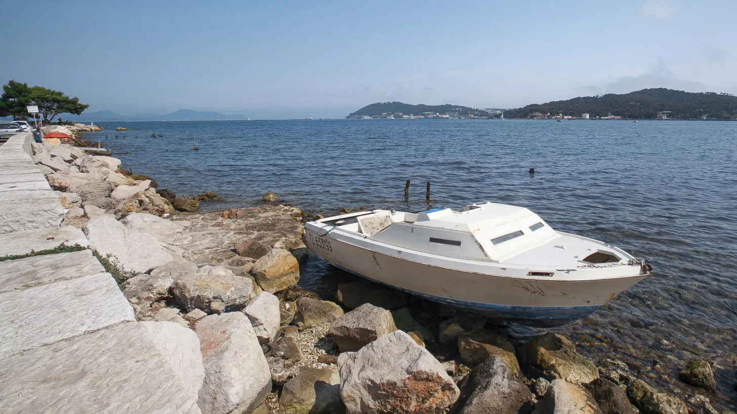 Opération de relevage des épaves dans la rade de Toulon