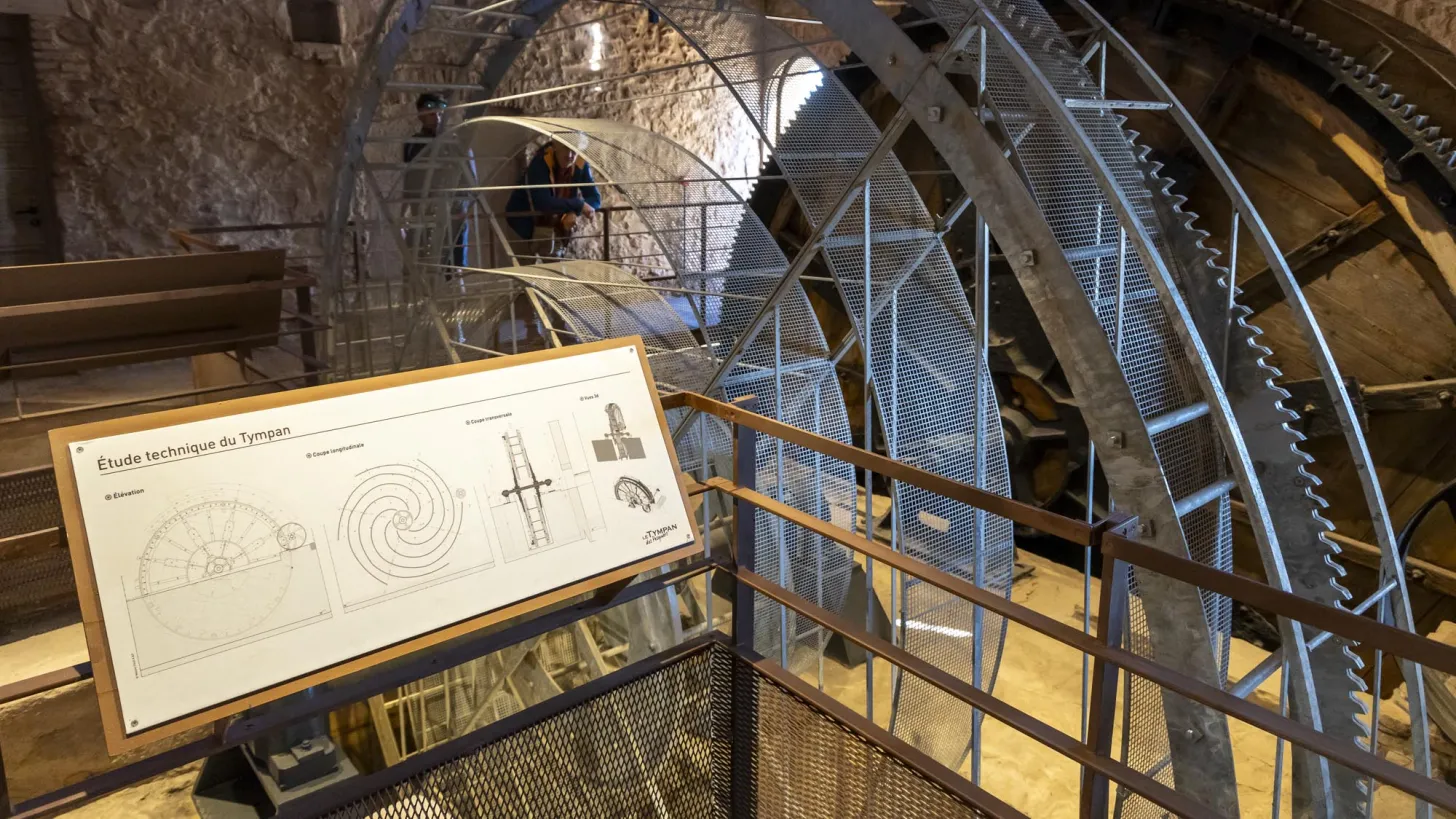 Tympan du salin des Pesquiers restauré