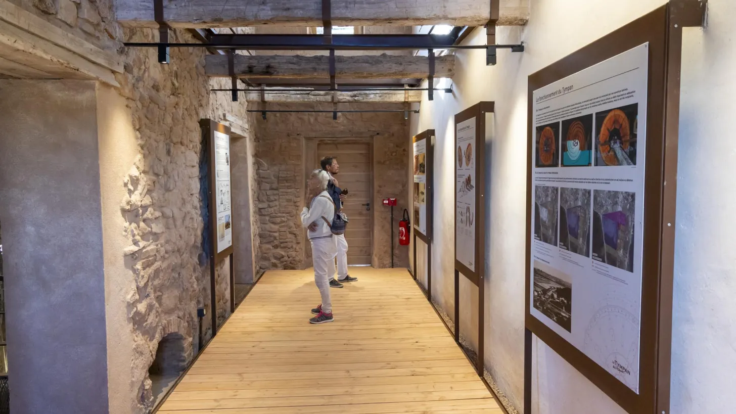 Tympan du salin des Pesquiers restauré