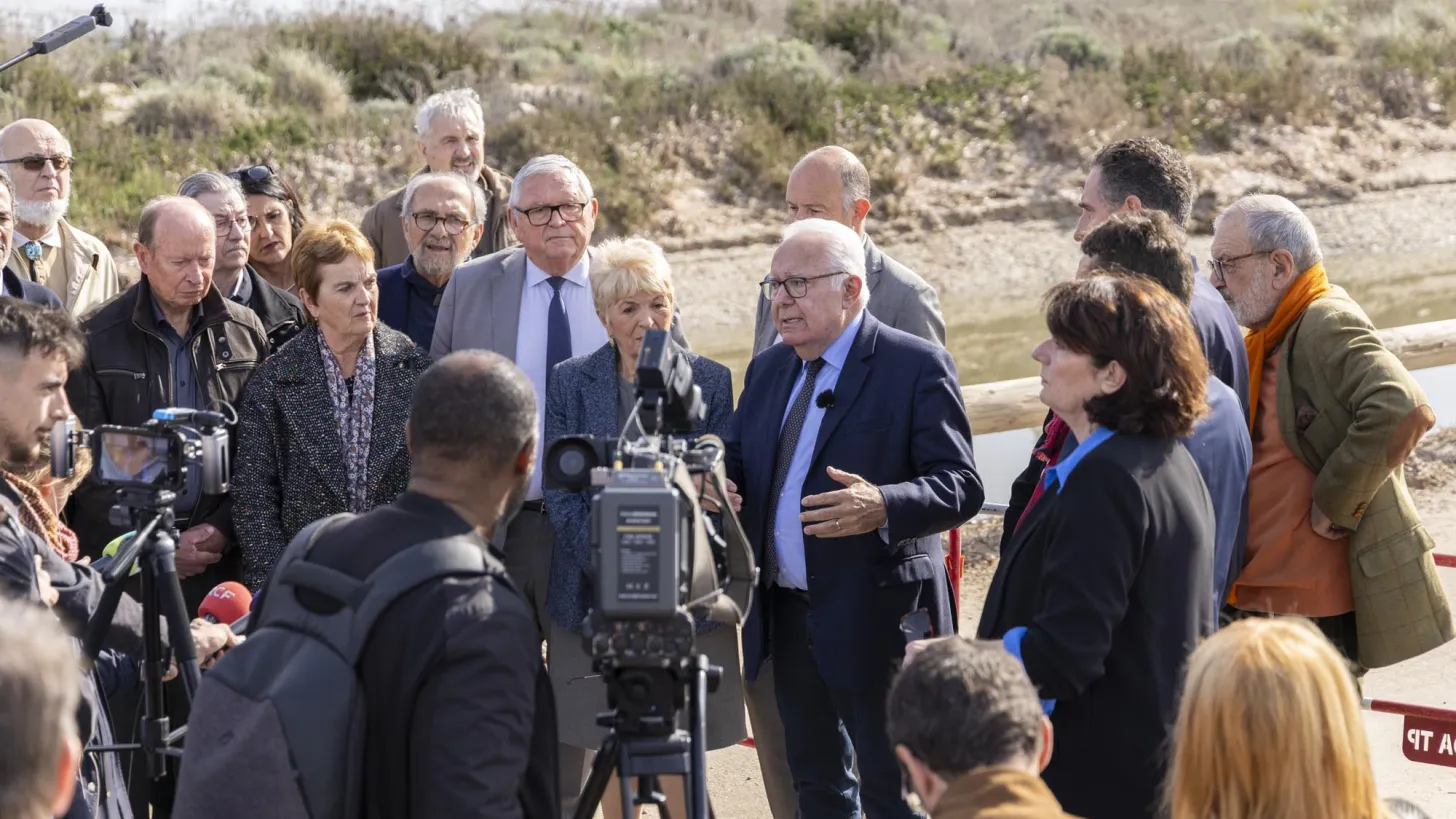 Conférence de presse : la défense du tombolo ouest de Hyères