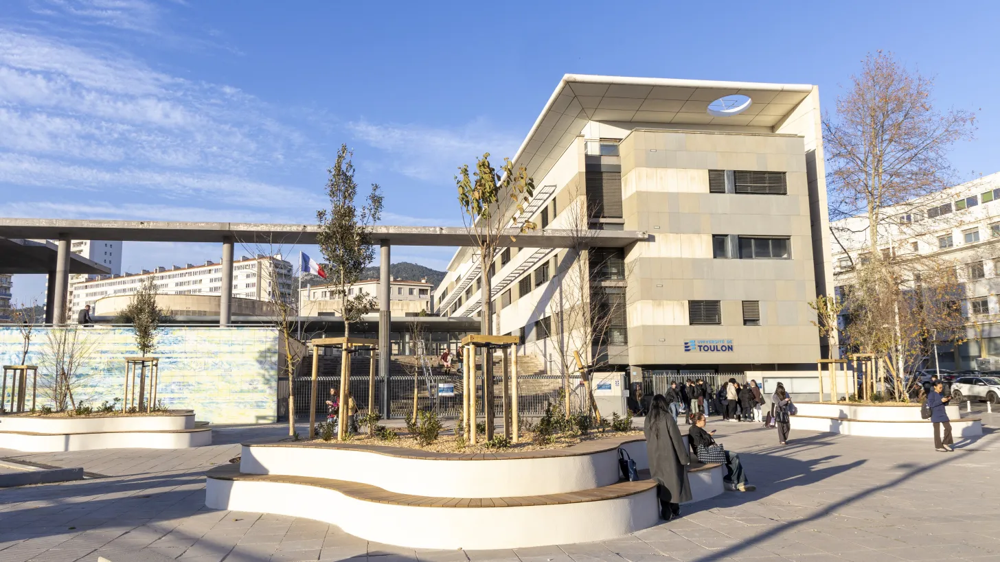 Parvis de la faculté de droit de Toulon