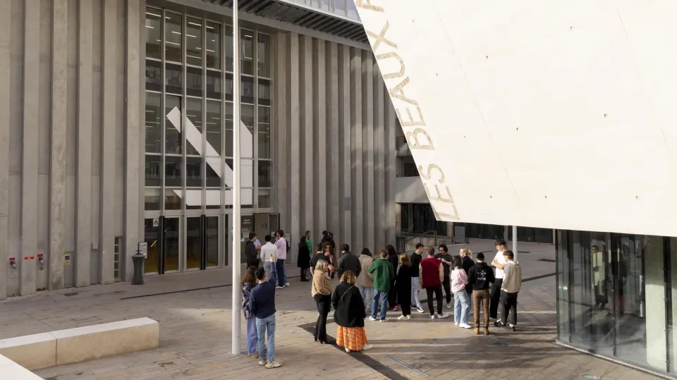 Etudiants devant l'entrée de l'ESADTPM - Chalucet