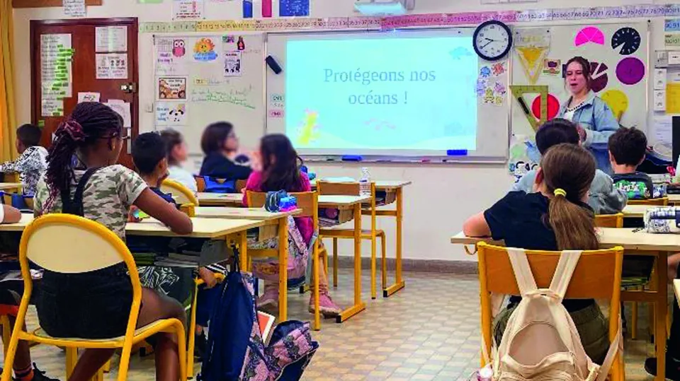 Des enfants sont dans la classe en train d'écouter un professeur intervenir sur le sujet La rade m'a dit