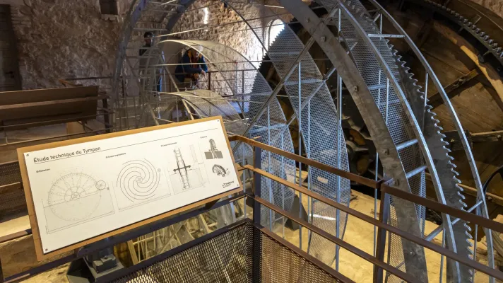 Tympan du salin des Pesquiers restauré