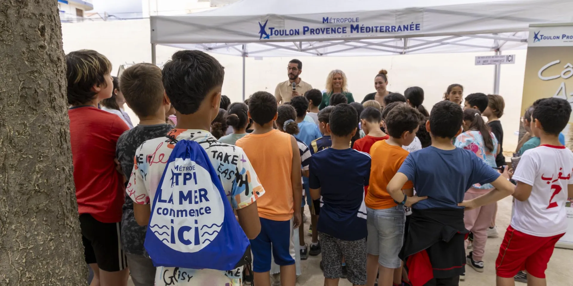 Des enfants assistent à une conférence sur la thématique La mer commence ici