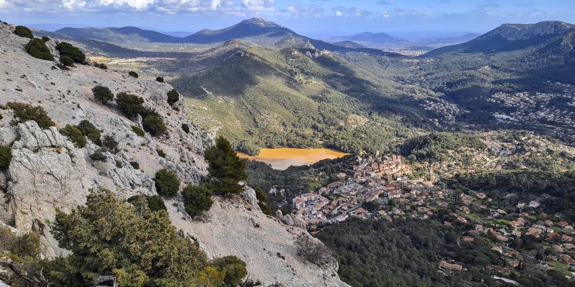Vue panoramique sur les monts toulonnais