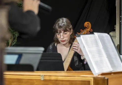 Musicienne qui joue du violon en regardant ses partitions