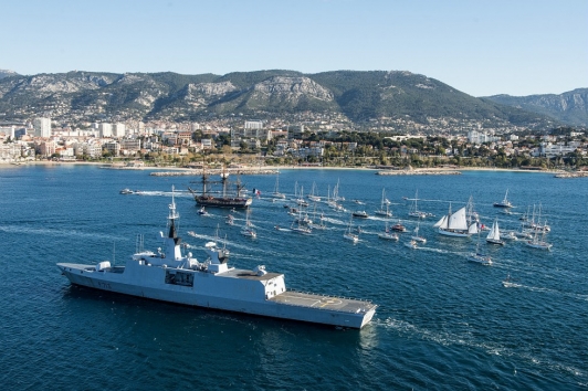 Parade nautique et arrivée de l'Hermione et du Mutin dans la rade de Toulon @Marine nationale