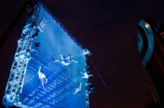 Le spectacle de haute voltige "As the world tipped" ©Mark Mcnulty