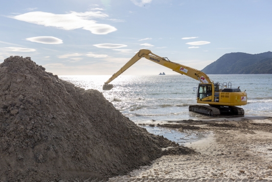 Travaux de retroussement de sable - Les Sablettes à la Seyne-sur-Mer