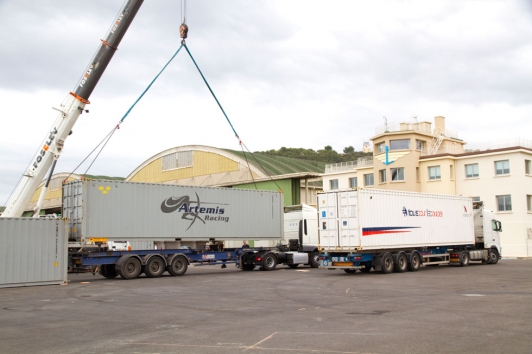 J-10 : les containers acheminant les bateaux de course depuis Portsmouth arrivent en rade de Toulon !