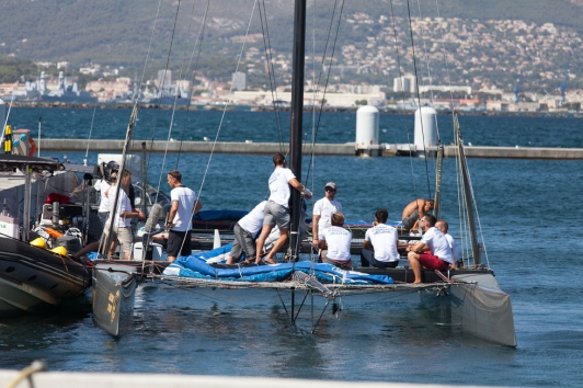 J-10 : les bateaux  arrivent depuis Porthmouth sur le site d'IMS à Saint-Mandrier 