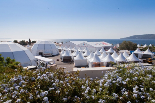 J-3: le village exposants et les dômes de la Cité des Sciences et de la Mer, anse Tabarly au Mourillon