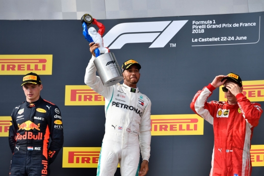 Sur le podium, le vainqueur du Grand Prix Lewis Hamilton, entouré de Max Verstappen et Kimi Räikkönen arrivé en troisième position 