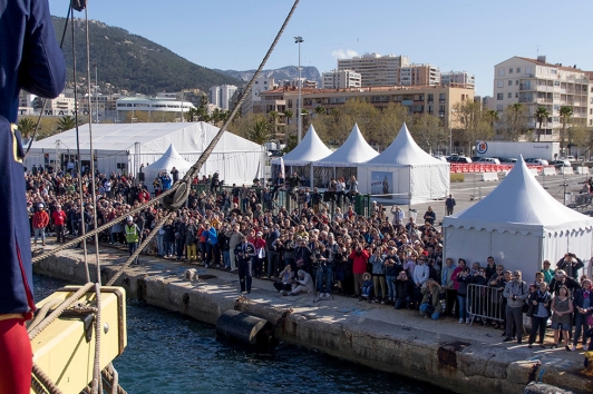 Le public assiste à l'arrivée de l'Hermione, quai de la Corse à Toulon