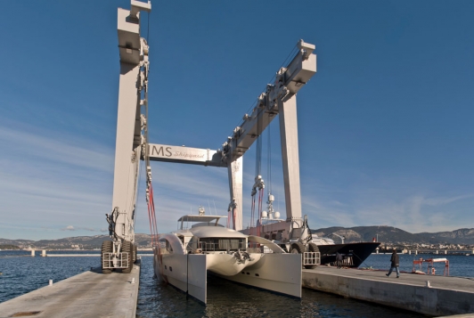 La grue de relevage permet de soulever des bateaux de plus de 500 tonnes 