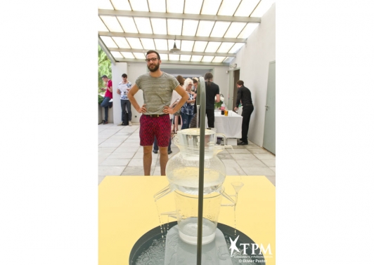 Le designer Fabien Capello derrière sa fontaine, présente "Today" une exposition de son travail à la Tour des Templiers