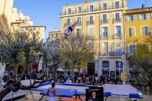 Trampoline durant le festival Pitchouns à Toulon