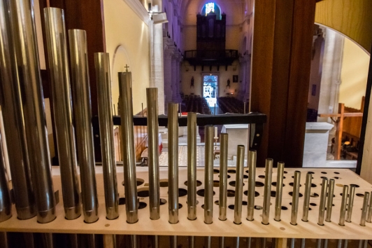 L'instrument, composé de bois et de tuyaux en bois et en étain, a été monté pièce par pièce dans l'église Saint-Flavien