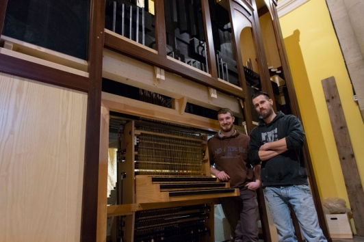 Jonathan et Ugo, facteurs d'orgues de l'entreprise Quoirin