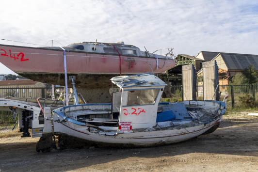 Opération de relevage des épaves dans la rade de Toulon