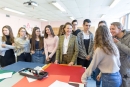 Catherine Tsékenis, directrice de la Fondation Hermès, entourée d'élèves du lycée Rouvière