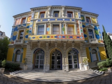 La façade de l'Hôtel des Arts colorée par Alexandre Benjamin Navet