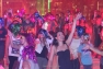 La soirée disco vendredi soir: plus de 1500 perruques, lunettes et bracelets distribués sur le dance floor