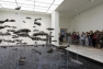 Une pièce entière est dédiée à cette oeuvre de Bruce Nauman "One hundred Fish Fountain", un sas d'entrée visuel et auditif avant de plonger au coeur de l'exposition