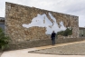 La Traversée de l'artiste sétois Jean Denant, découpant le mur de la Villa Carmignac fait face au jardin et à la mer